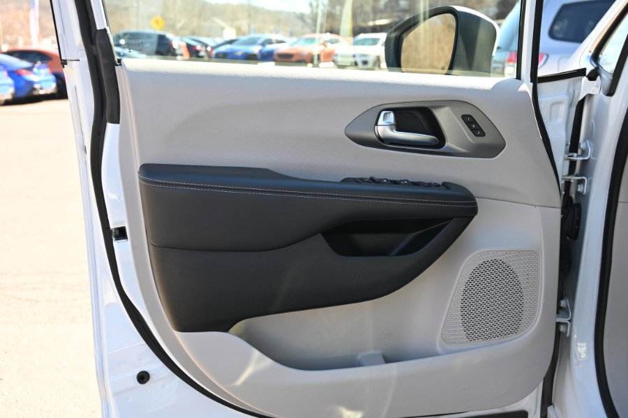 Used 2023 Chrysler Pacifica Touring-L FWD image 22