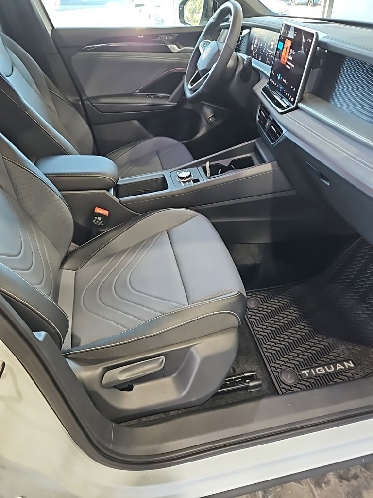 New 2026 Volkswagen Tiguan SE R-Line image 13