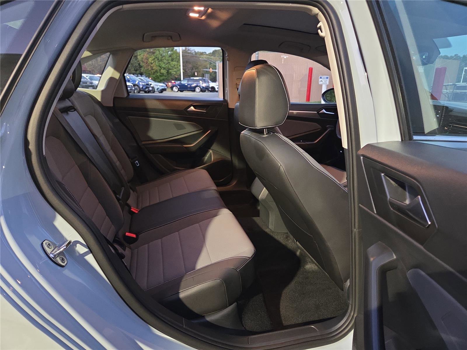 Certified 2025 Volkswagen Jetta SE w/ Sunroof Package image 31