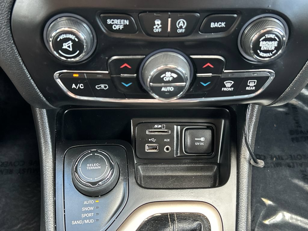 Used 2017 Jeep Cherokee Limited AWD/4WD image 13