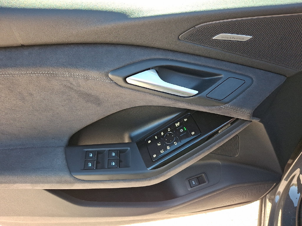 Certified 2025 Audi SQ6 e-tron Prestige AWD/4WD image 13