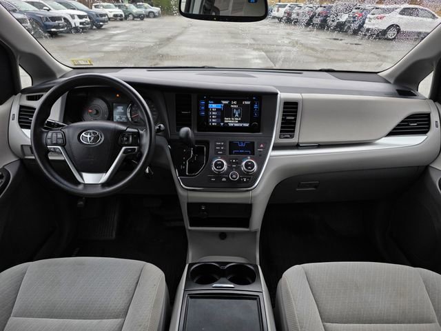 Used 2017 Toyota Sienna LE image 22
