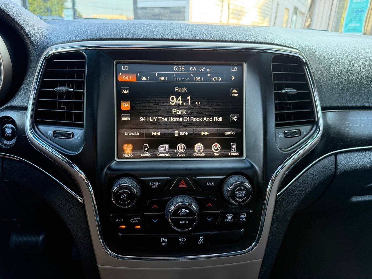 Used 2015 Jeep Grand Cherokee Limited AWD/4WD image 10