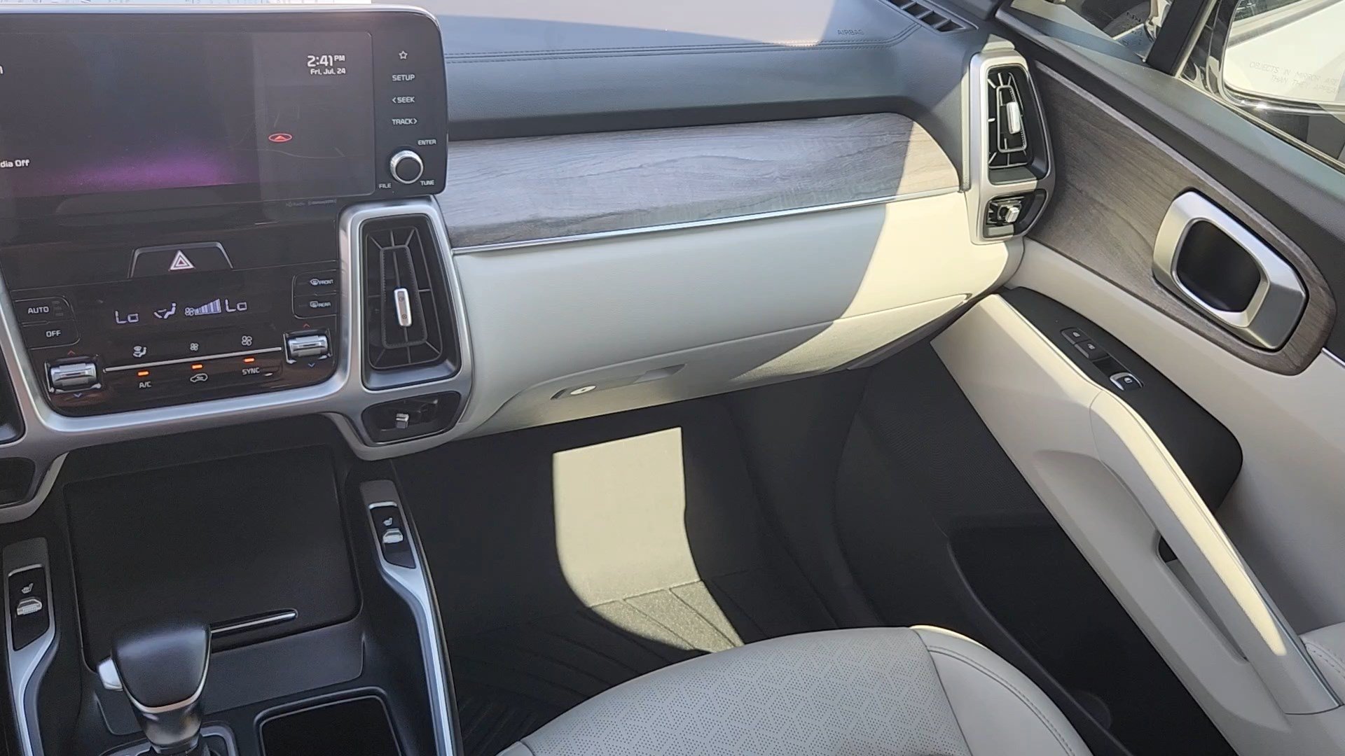 Used 2022 Kia Sorento S w/ Panoramic Sunroof Package AWD/4WD image 6