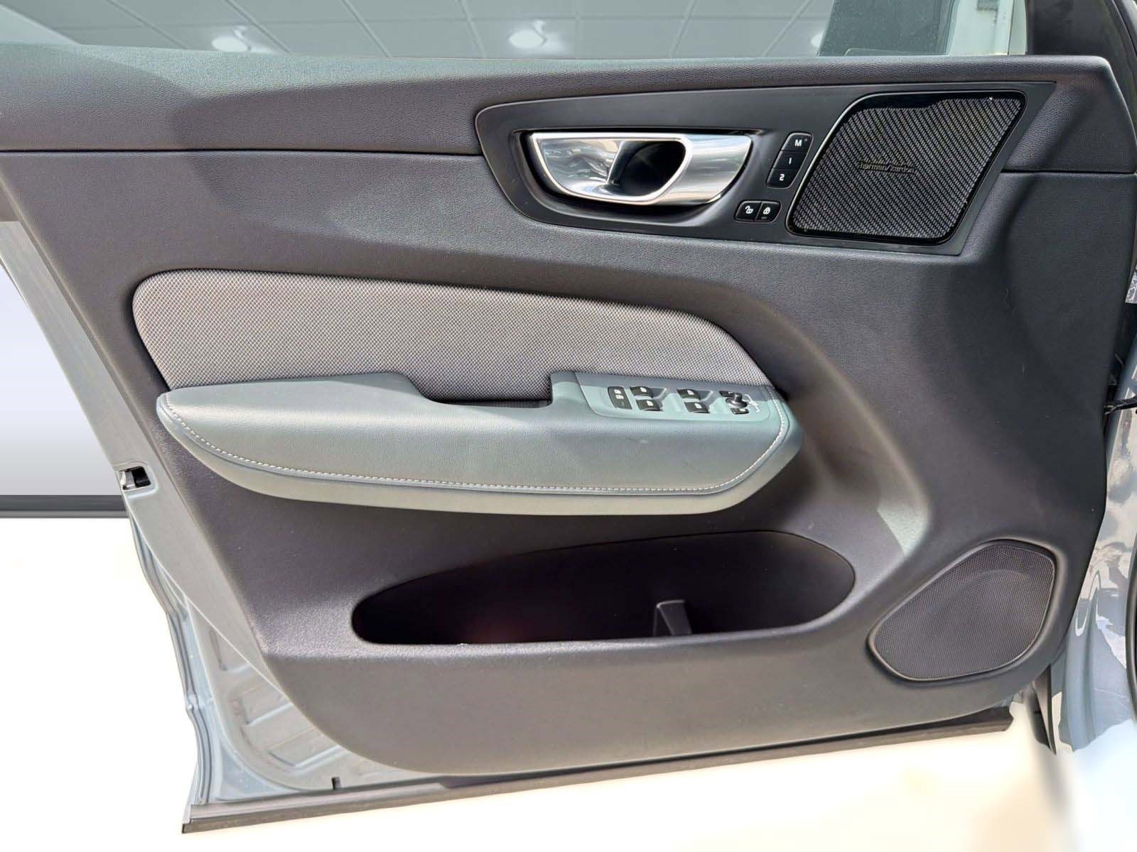 Used 2022 Volvo XC60 T8 R-Design w/ Advanced Package image 22