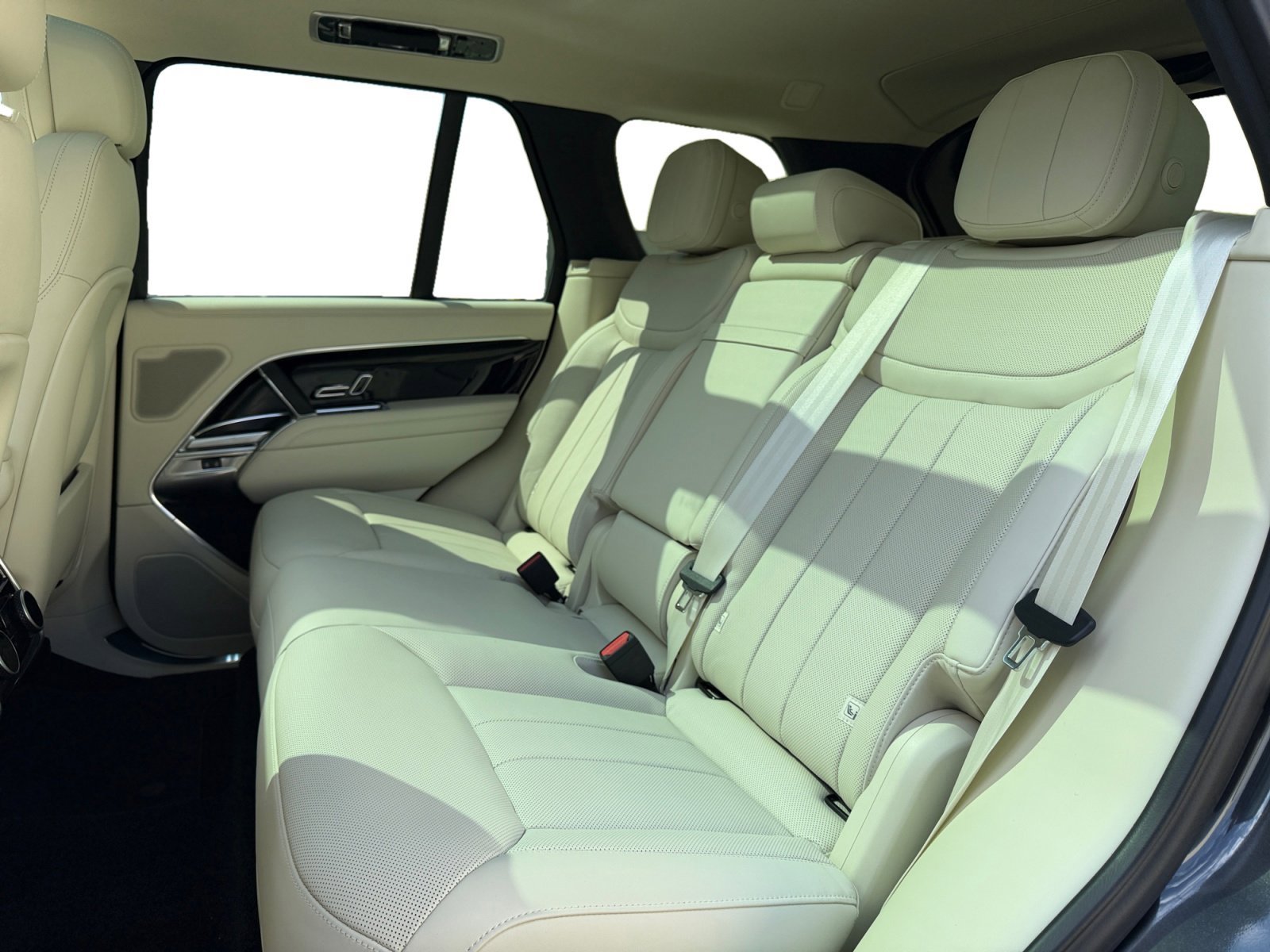 New 2025 Land Rover Range Rover SE image 16