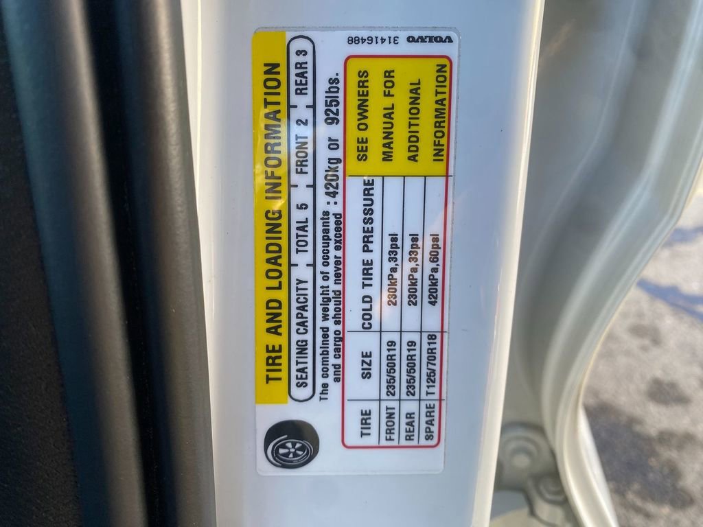 Used 2023 Volvo XC40 B5 Plus image 32