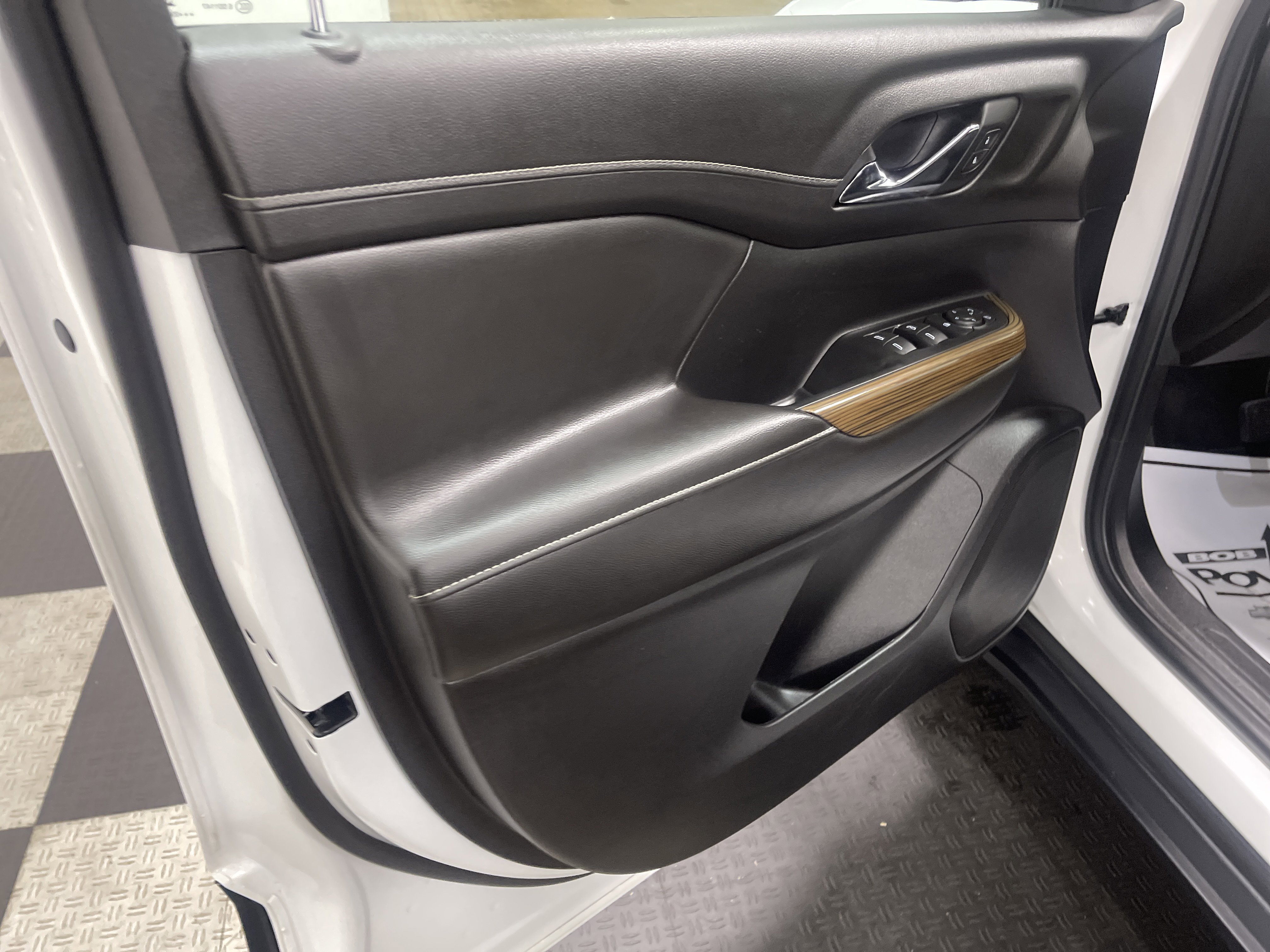 Used 2023 GMC Acadia SLE image 10