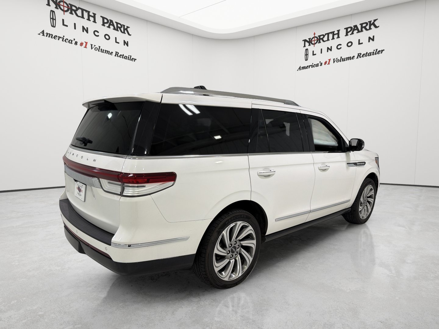 Used 2023 Lincoln Navigator Reserve AWD/4WD image 5