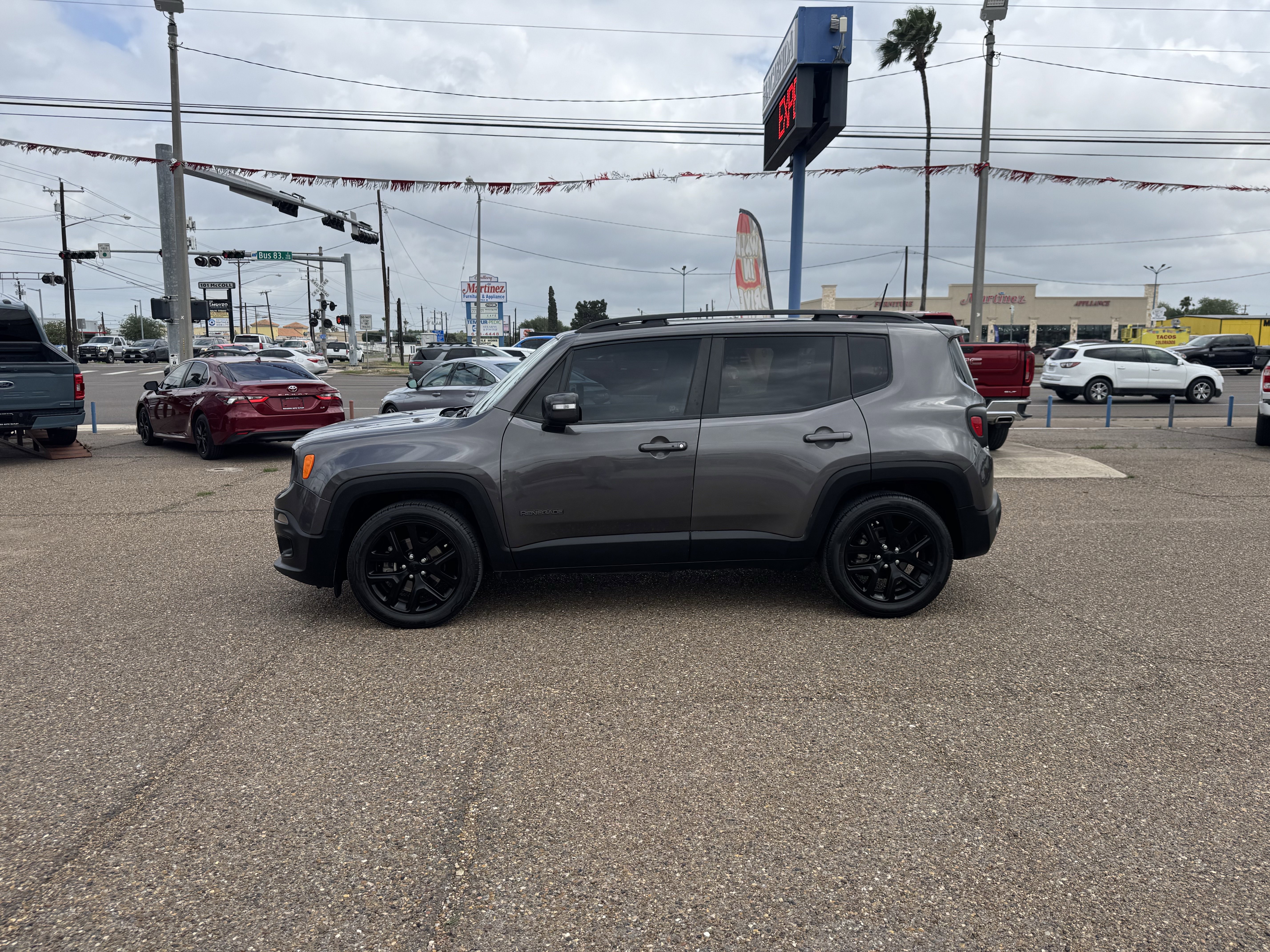 Used 2018 Jeep Renegade Altitude FWD image 2