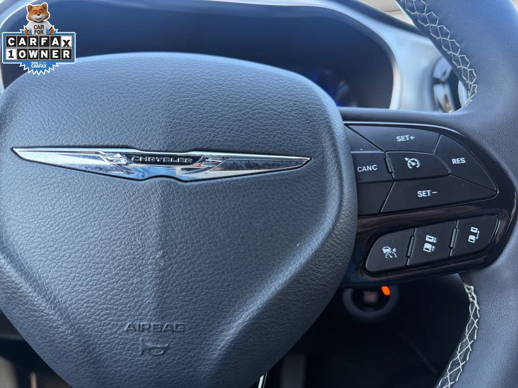 Used 2025 Chrysler Pacifica Limited image 26