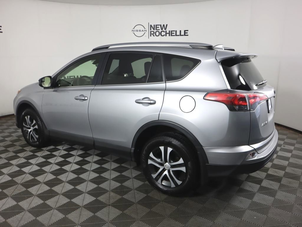 Used 2018 Toyota RAV4 LE AWD/4WD image 8