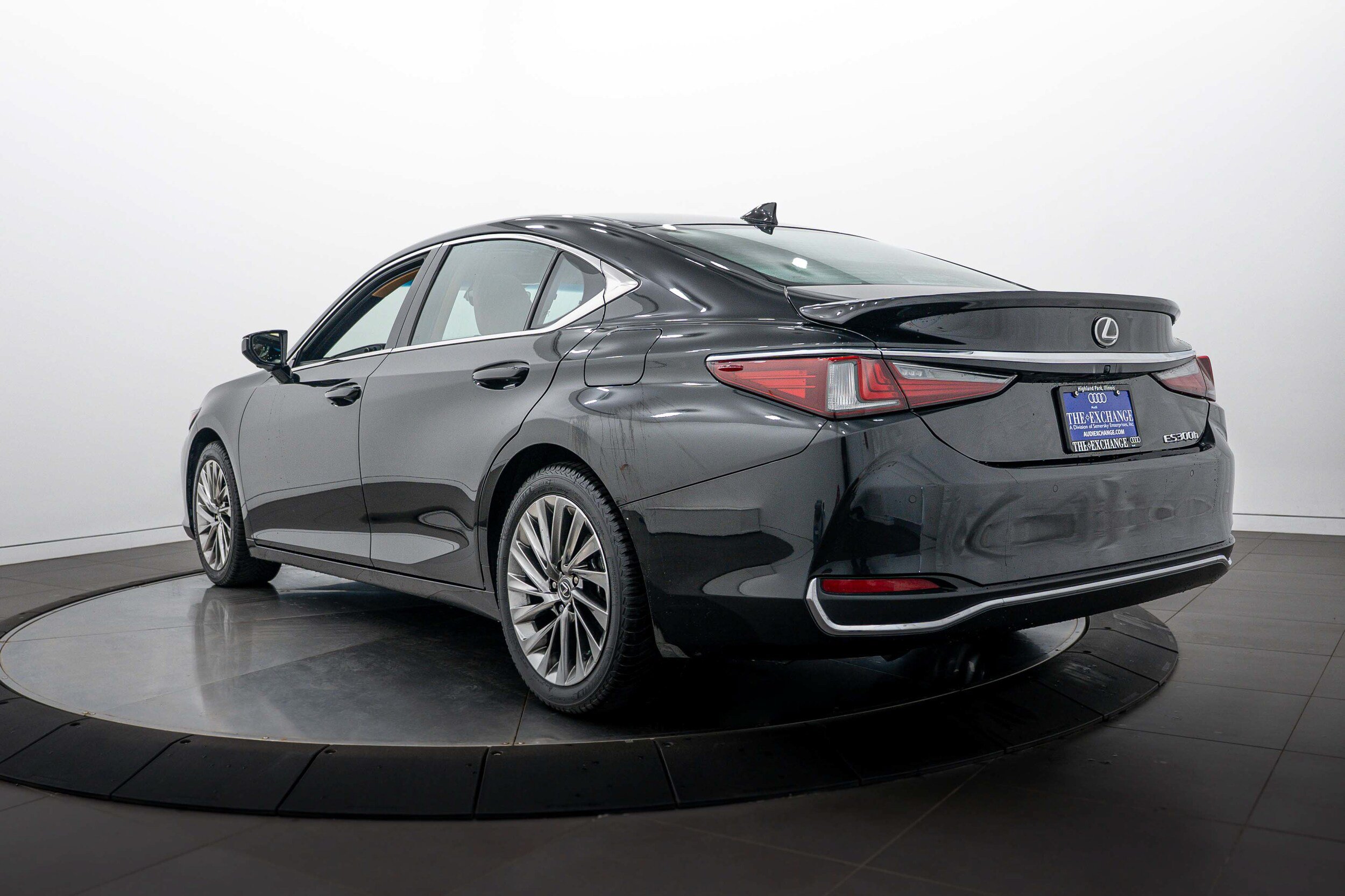 Used 2023 Lexus ES 300h Ultra Luxury w/ Accessory Package (Z2) FWD image 5