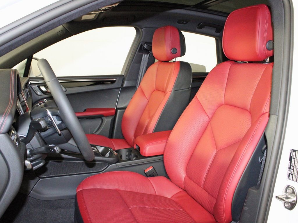 Certified 2025 Porsche Macan image 5