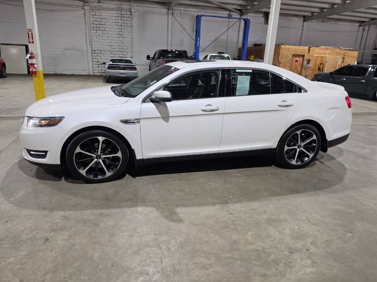 Used 2016 Ford Taurus SEL FWD image 4