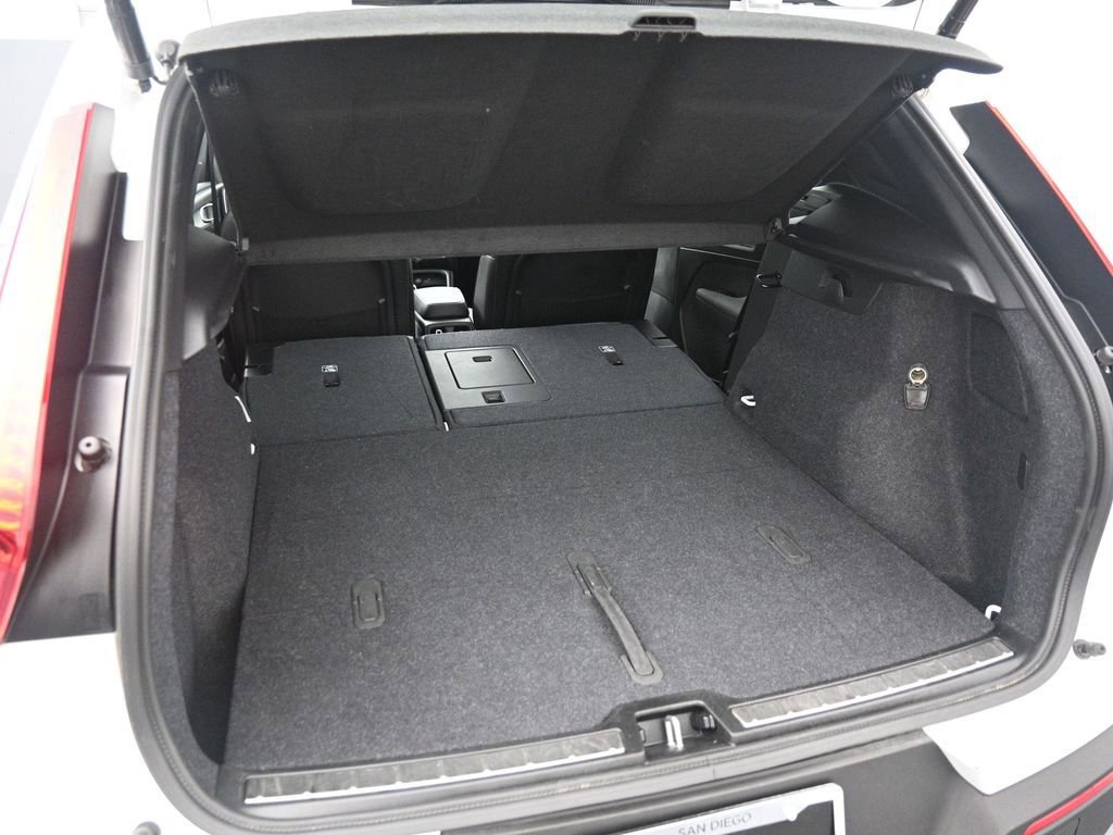 Used 2025 Volvo XC40 B5 Plus image 25