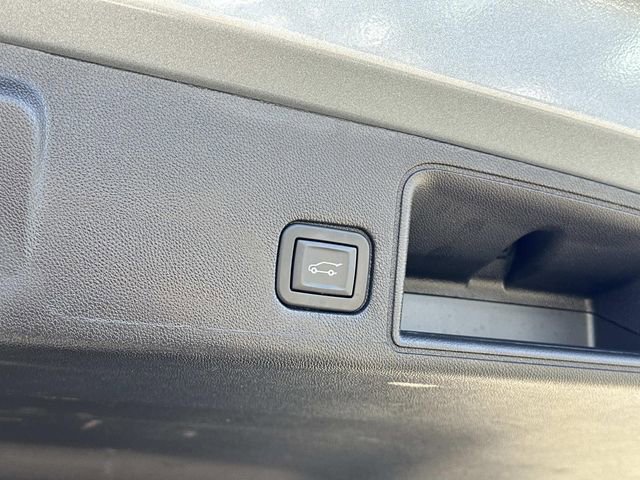 Used 2024 GMC Terrain SLT image 15