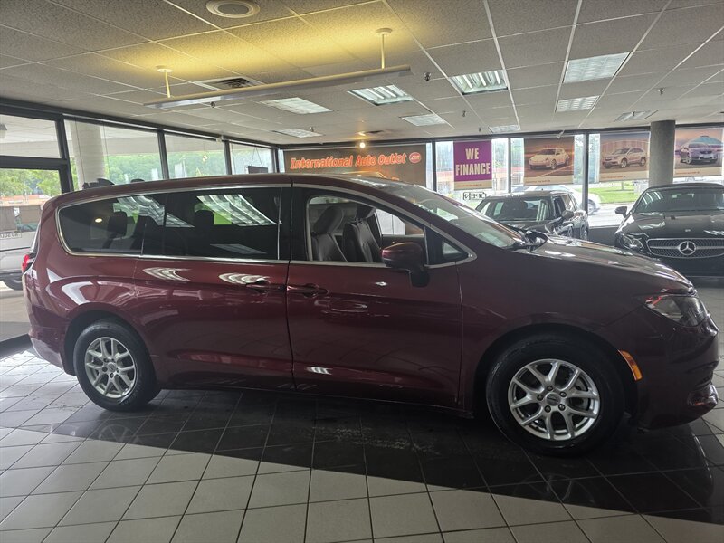 Used 2021 Chrysler Voyager LX FWD image 5