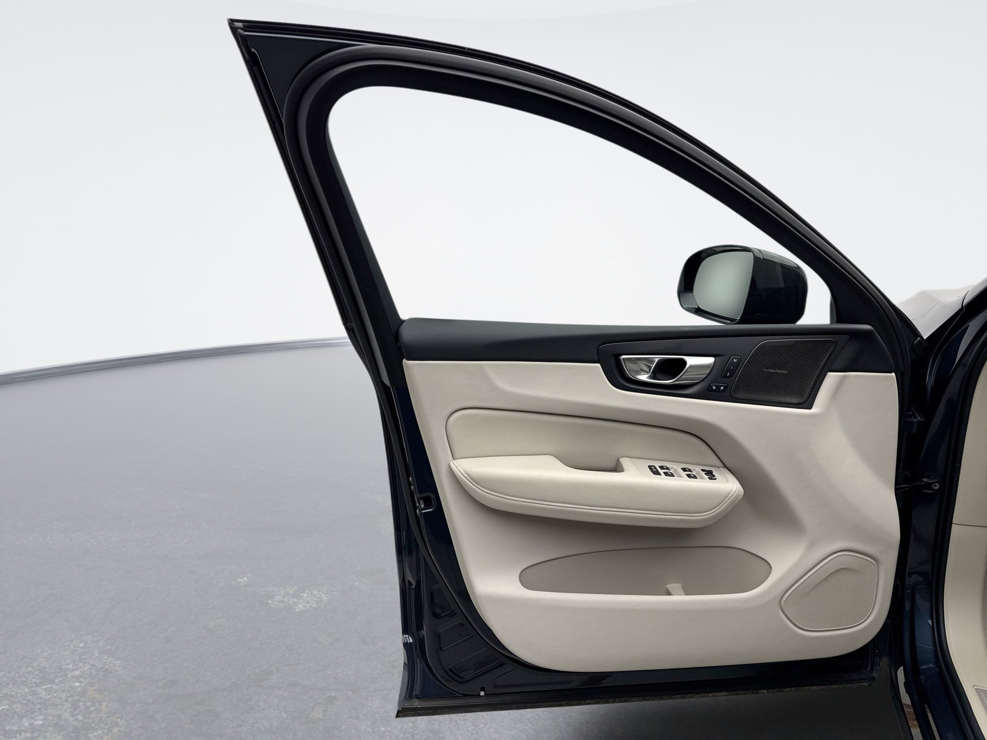 Used 2025 Volvo XC60 T8 Plus w/ Climate Package image 9