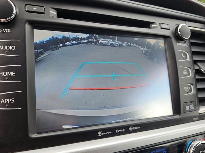 Used 2019 Toyota Highlander XLE image 25