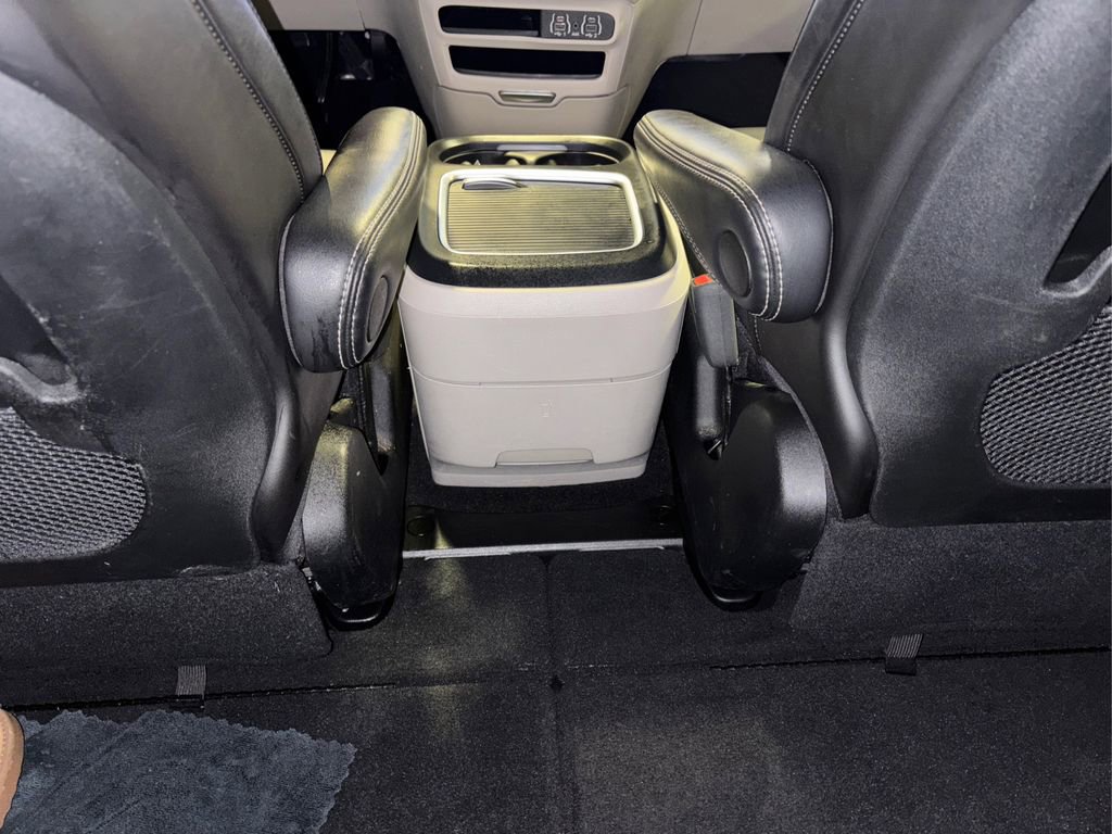 Used 2024 Chrysler Pacifica Touring-L image 18