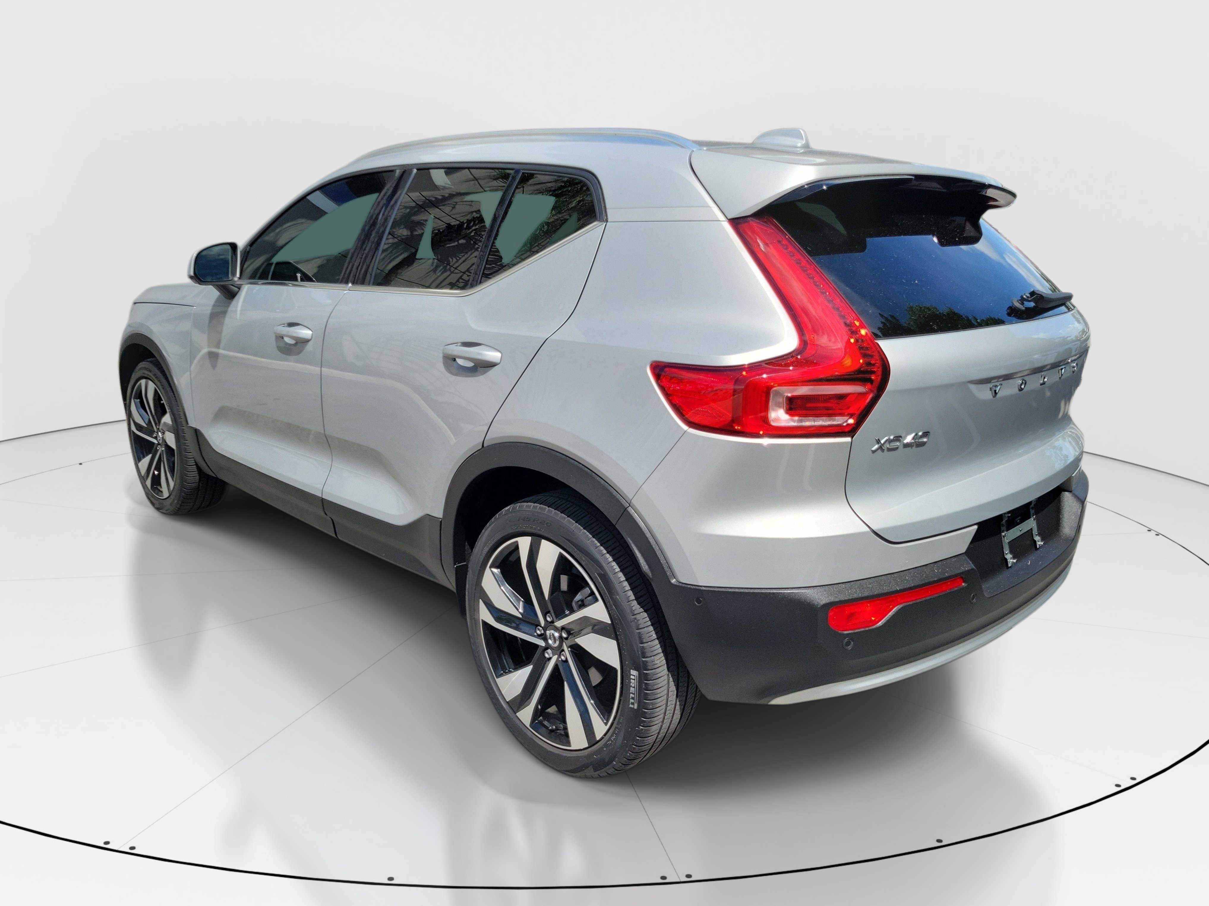 Used 2023 Volvo XC40 B5 Plus w/ Driver Assist Package AWD/4WD image 4