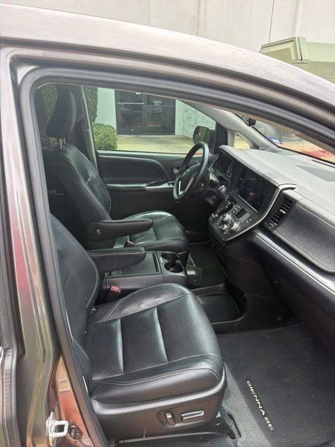 Used 2017 Toyota Sienna SE FWD image 17