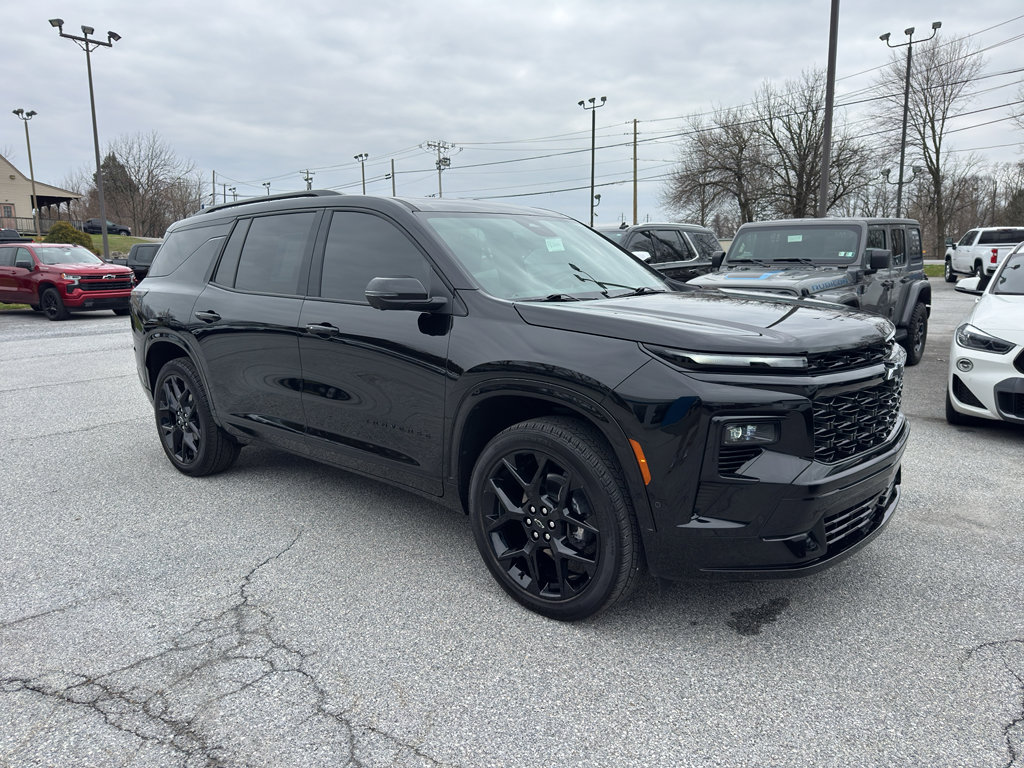Used 2025 Chevrolet Traverse RS image 3