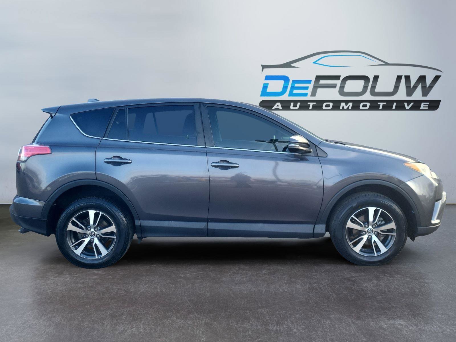 Used 2018 Toyota RAV4 XLE image 2