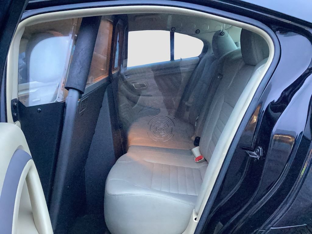 Used 2016 Ford Taurus SE image 13