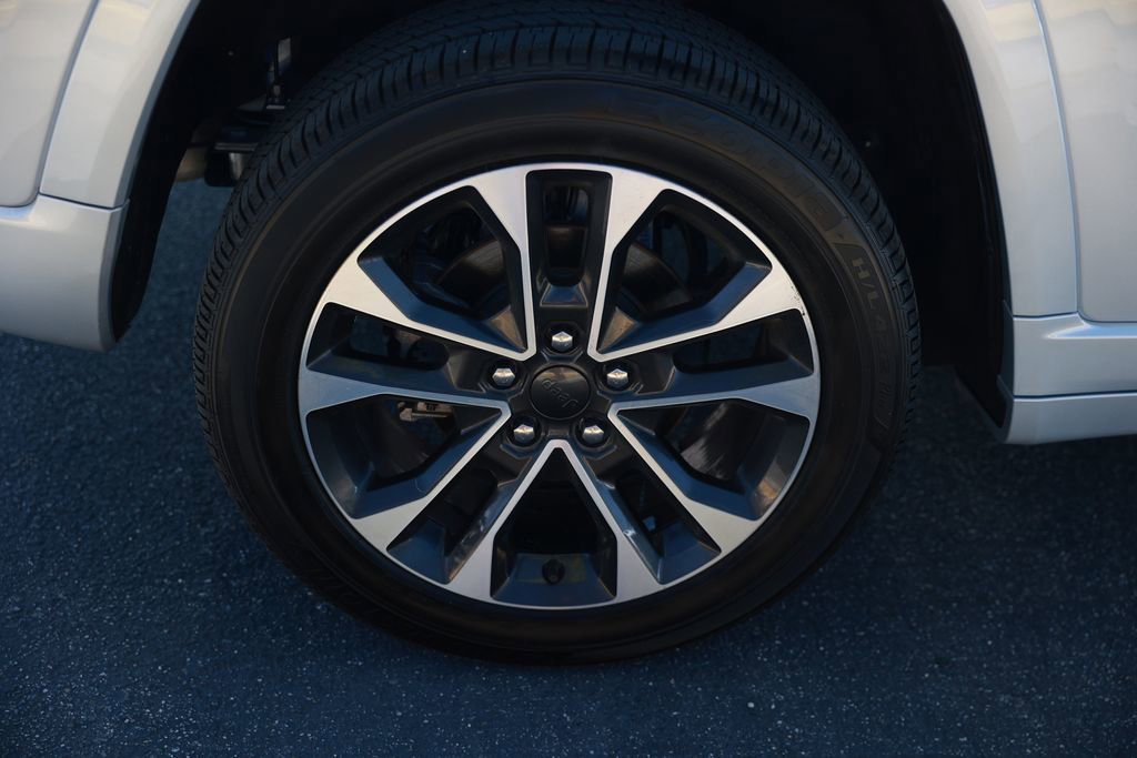 Used 2023 Jeep Grand Cherokee Overland RWD image 9