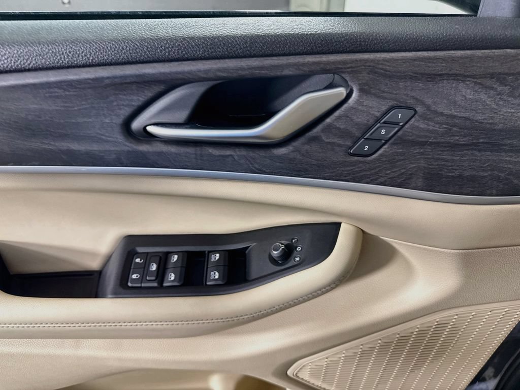 Used 2023 Jeep Grand Cherokee L Limited AWD/4WD image 23