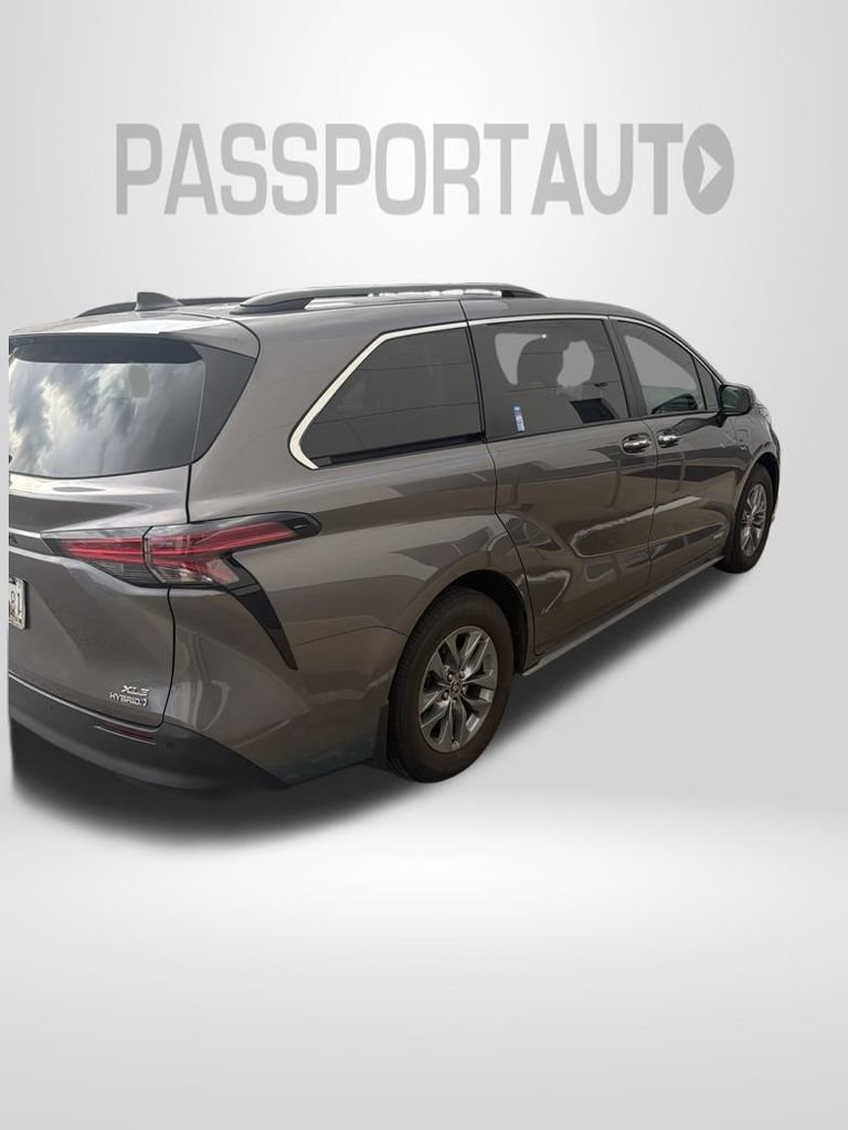 Used 2021 Toyota Sienna XLE w/ XLE Plus Package FWD image 4