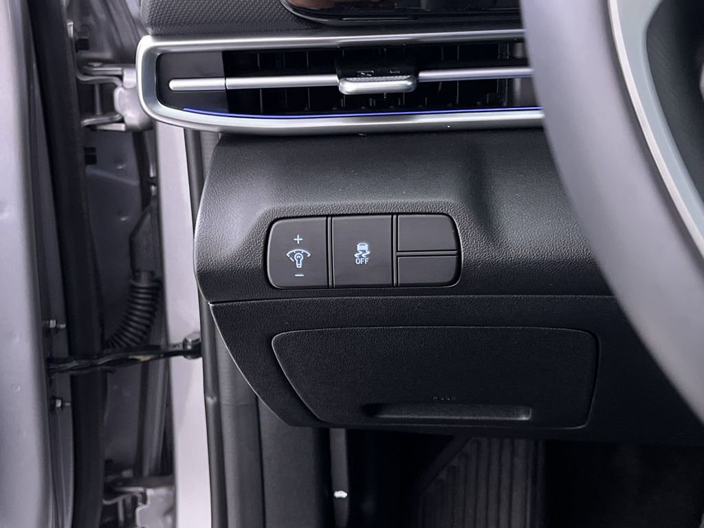 Used 2025 Hyundai Elantra Limited image 27