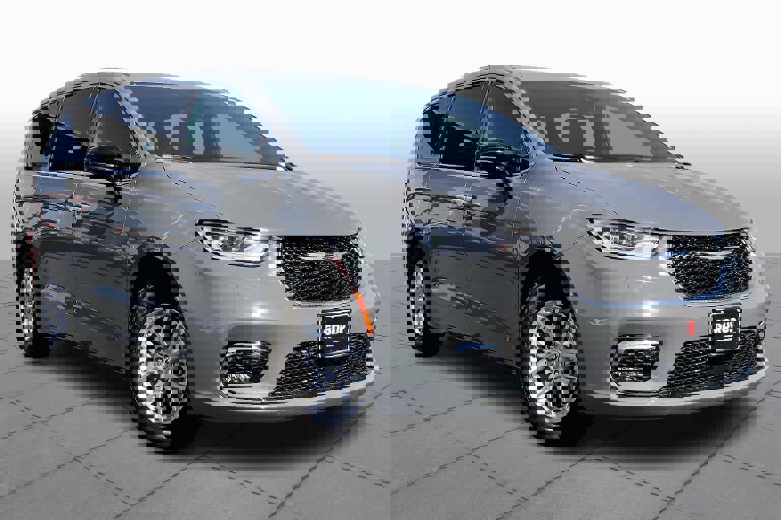 Used 2025 Chrysler Pacifica Select FWD image 3