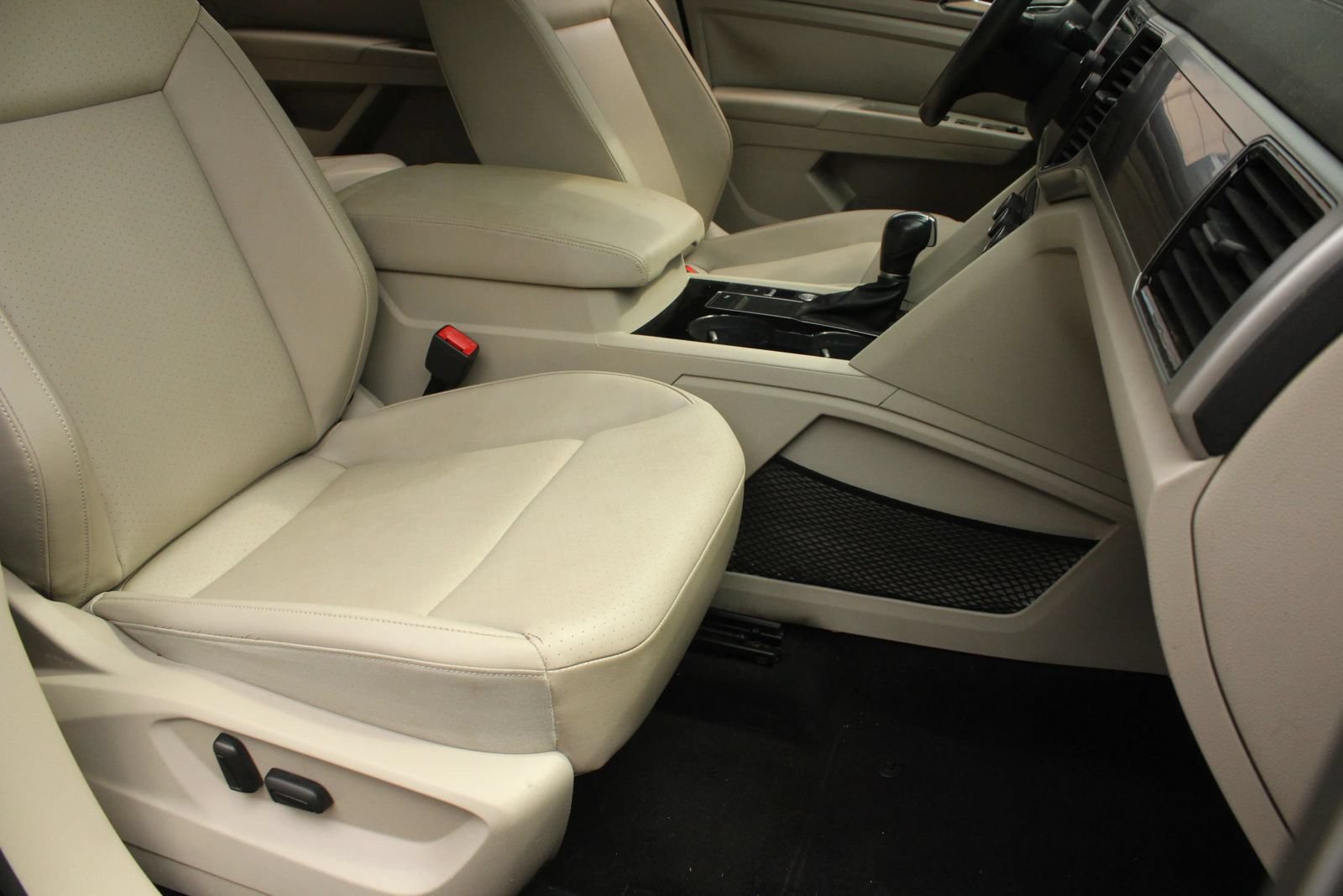 Used 2018 Volkswagen Atlas SEL FWD image 29
