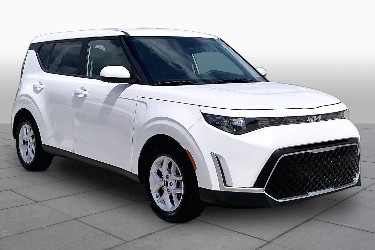 Used 2023 Kia Soul LX w/ LX Technology Package FWD image 3
