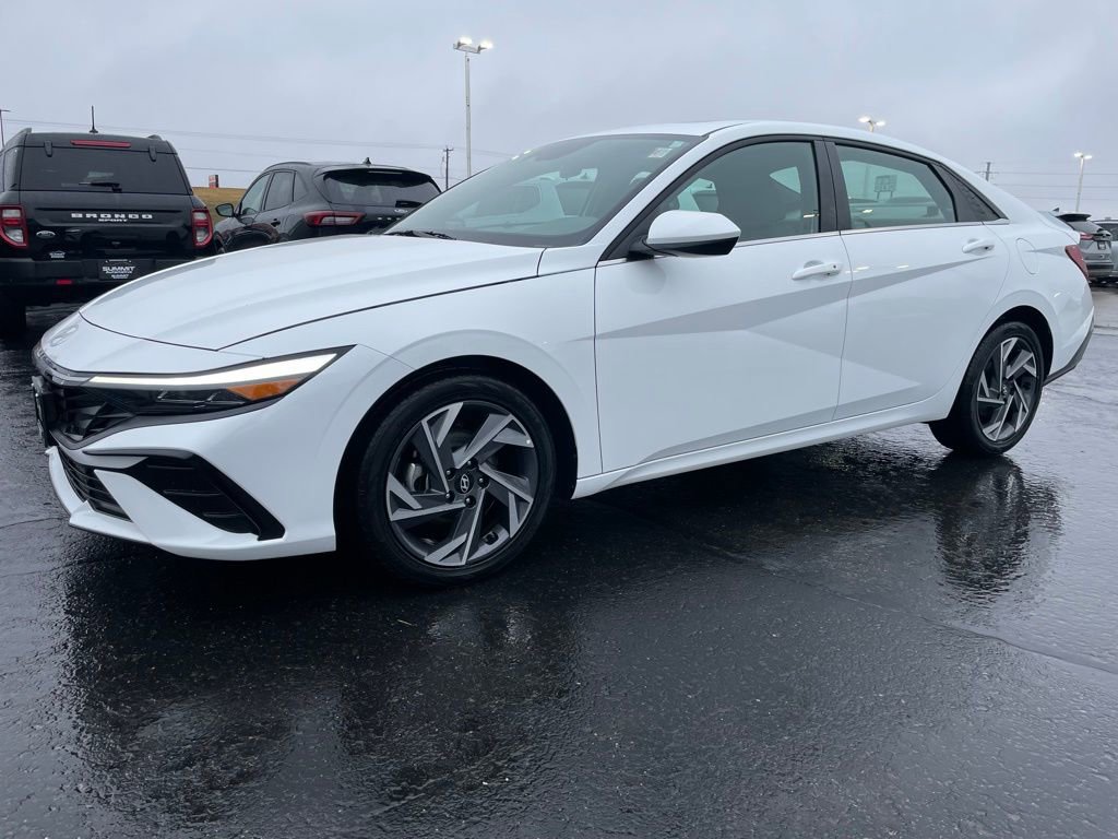 Used 2025 Hyundai Elantra SEL FWD image 6
