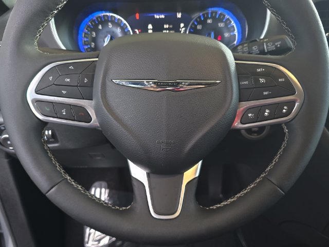 Certified 2025 Chrysler Pacifica Select AWD/4WD image 13