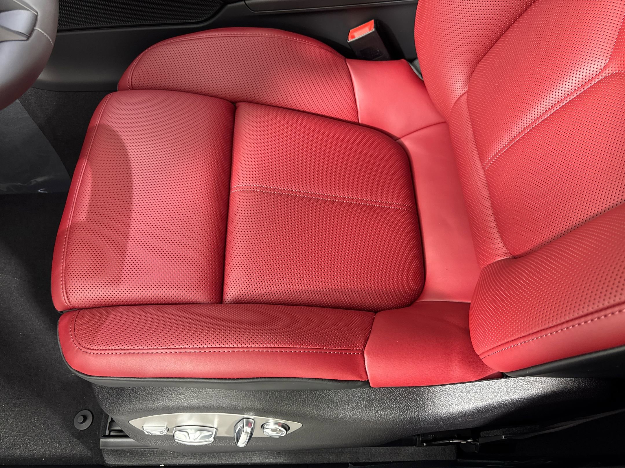 Certified 2026 Porsche Macan image 15