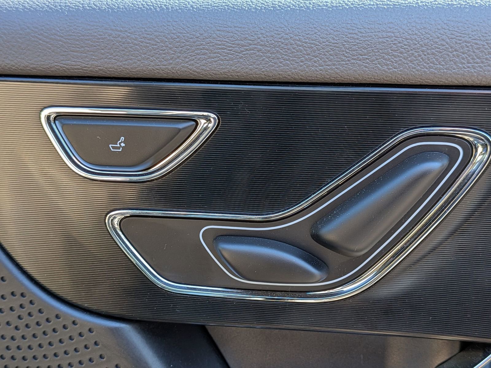 Used 2023 Lincoln Corsair FWD w/ Equipment Group 101A image 40