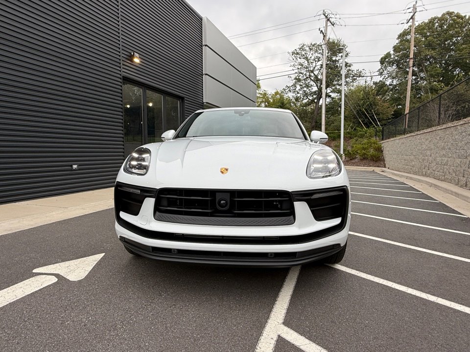 Certified 2025 Porsche Macan image 8