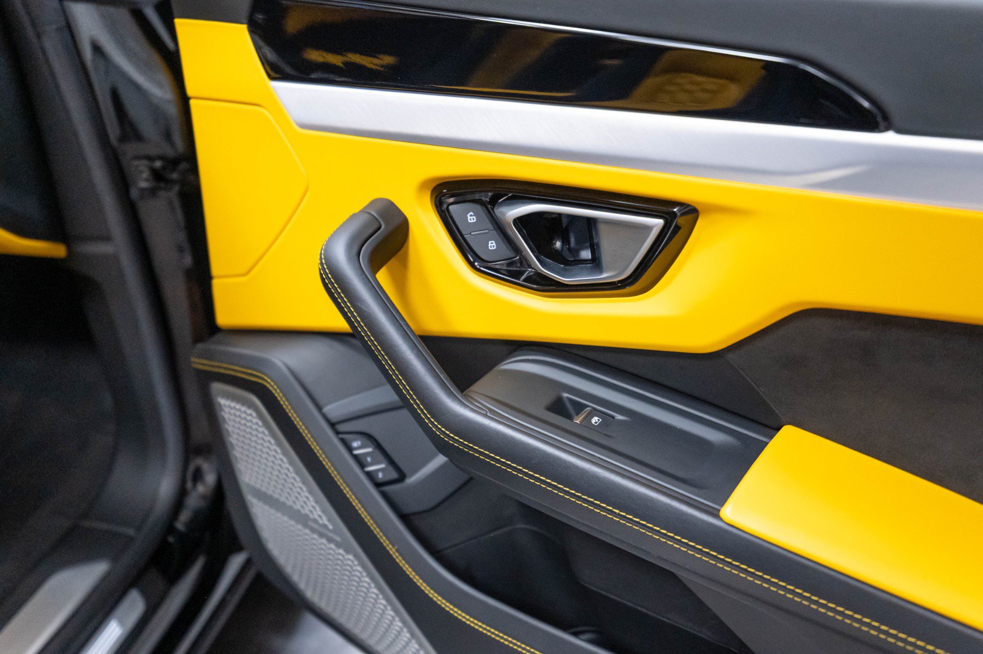 Used 2019 Lamborghini Urus AWD/4WD image 39