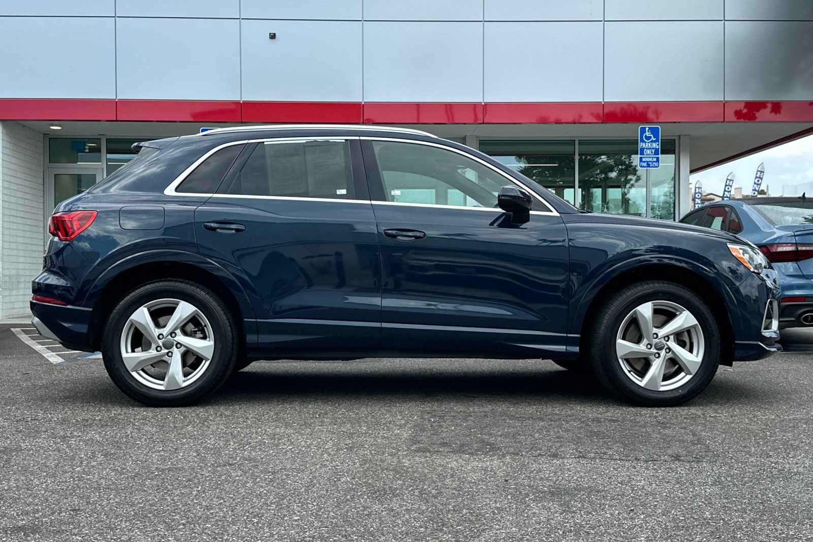 Used 2020 Audi Q3 2.0T Premium w/ Convenience Package AWD/4WD image 3