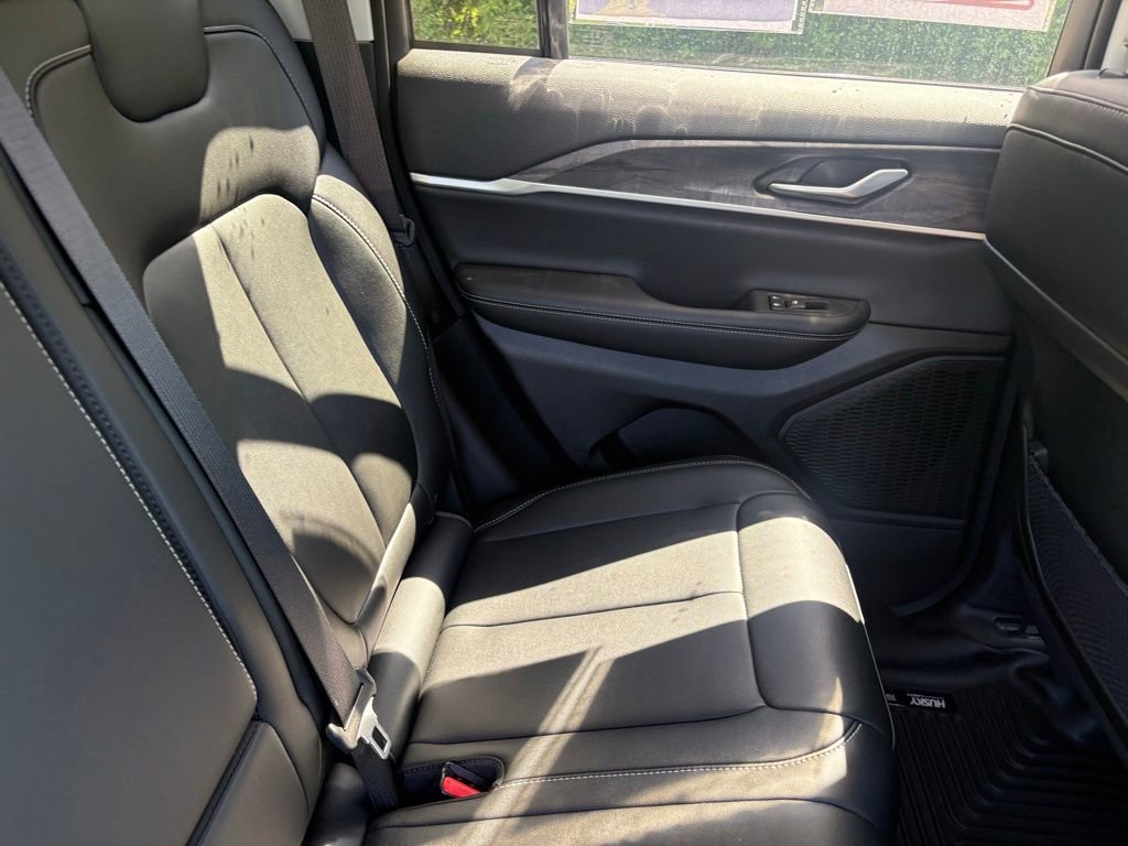 Used 2023 Jeep Grand Cherokee Limited w/ Black Appearance Package AWD/4WD image 37