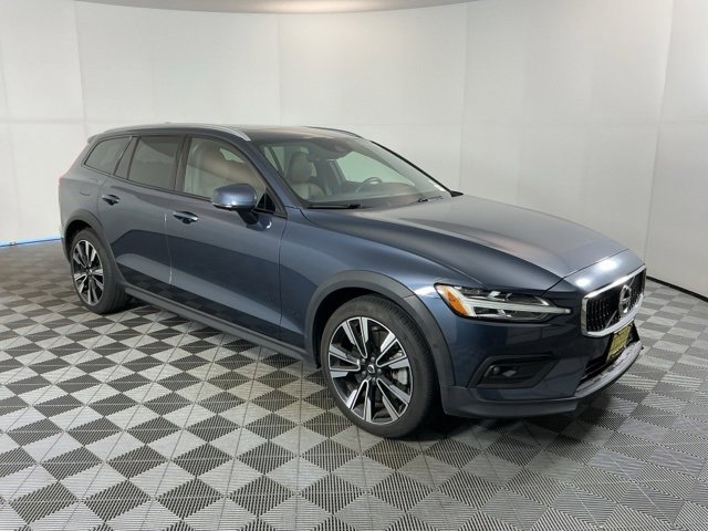Used 2021 Volvo V60 T5 Cross Country image 3