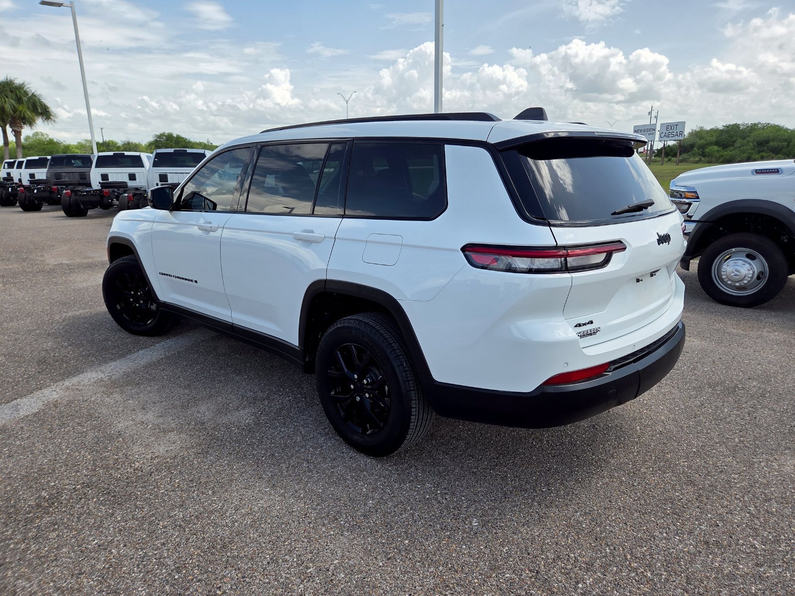 Used 2025 Jeep Grand Cherokee L Altitude AWD/4WD image 8
