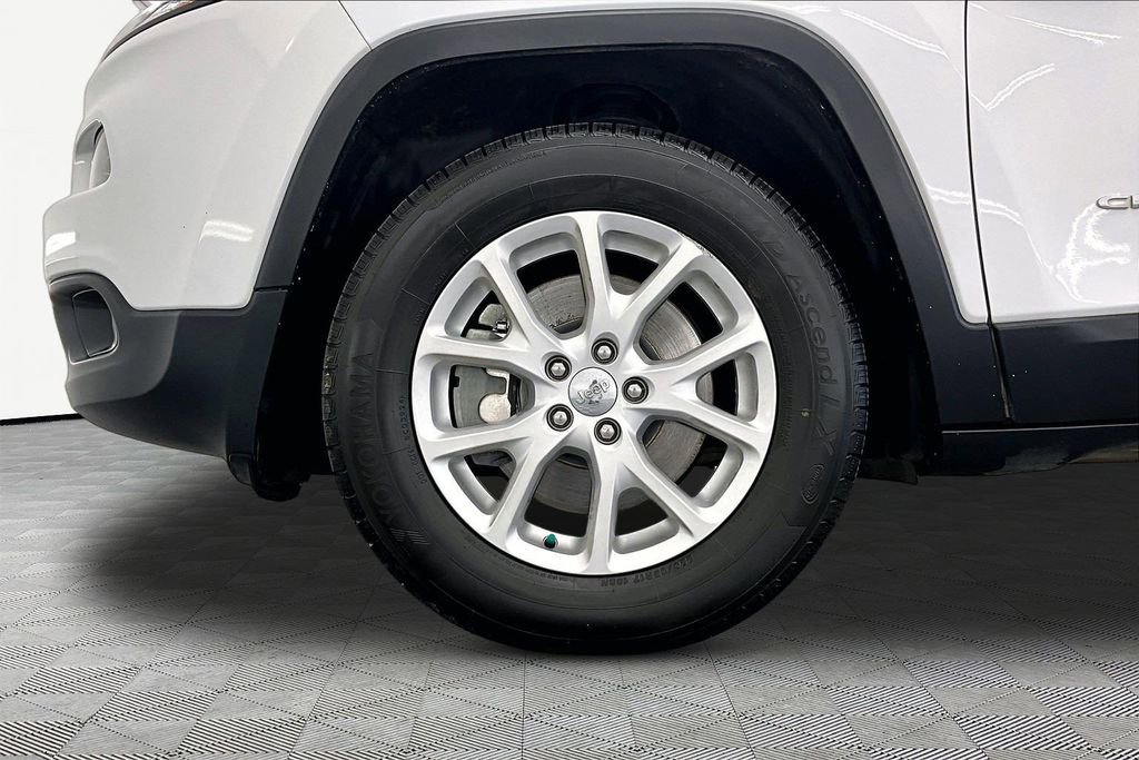 Used 2018 Jeep Cherokee Latitude Plus w/ Cold Weather Group AWD/4WD image 9