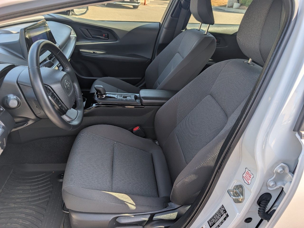 Used 2025 Toyota Prius LE FWD image 2