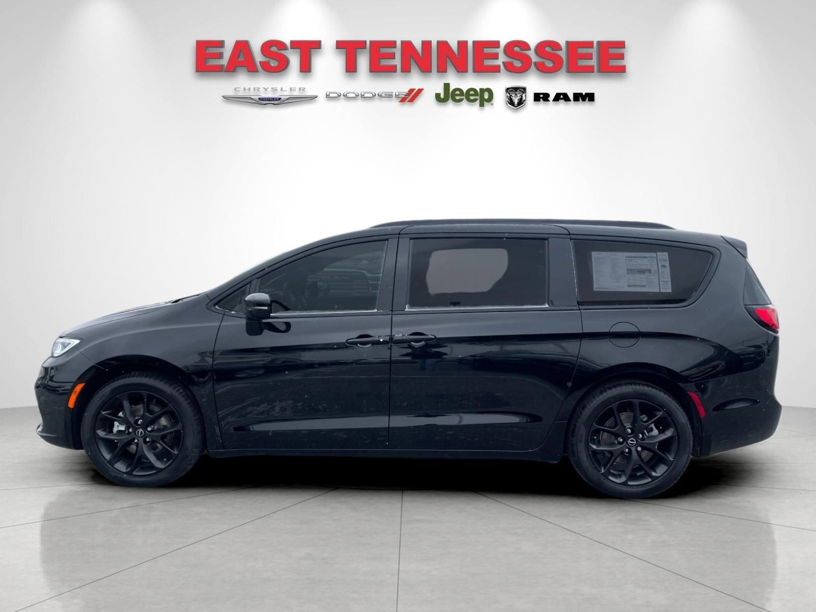 New 2026 Chrysler Pacifica Limited w/ Uconnect Theater Family Group image 6